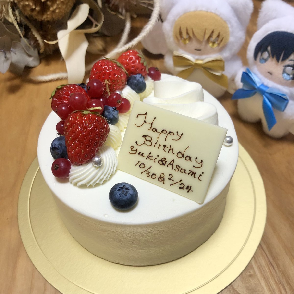担当さんの計らいで作中のケーキを用意していただいたよ〜すごい〜かわいい〜おめでとう🥳🎂🌼🌼🌼全体的に妙にスイーツめいた配信になりましたので甘いものなどご用意してぜひです 