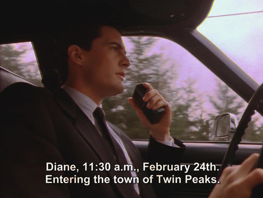 Hoy hace 34 años que el agente Dale Cooper llegaba a Twin Peaks, y con ello se empezaba a escribir una de las páginas de oro de la historia de la TV. Un proyecto radical que rompió esquemas y abrió el camino para un tratamiento más cinematográfico de la ficción televisiva.