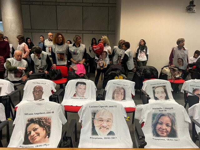 fratotolo2's tweet photo. “Uno scherzo”, “La mamma dell’imbecille è sempre incinta”

Quasi tutti assolti per la strage di #Rigopiano https://t.co/4wMEzABJGY