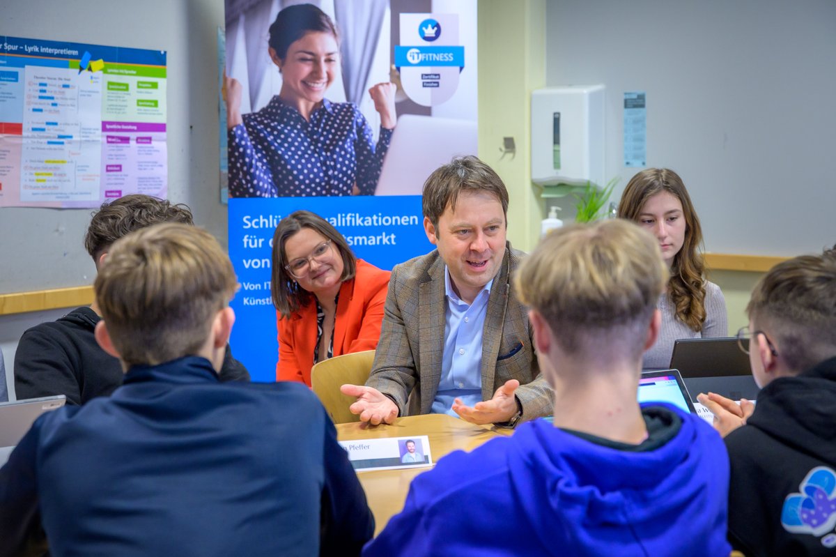 👋Heute waren <a href="/lawsomeday/">Barbara Buchalik</a> &amp; <a href="/JensZSPD/">Jens Zimmermann</a>
 anlässlich der #FutureSkills Days zusammen mit der <a href="/ITFitness_DE/">IT-Fitness</a> an der Dr.-Kurt-Schuhmacher-Schule in Reinheim. Die Schüler*innen erhalten Einblicke in neueste Technologien, lernen Jobs der Zukunft kennen &amp; erweitern ihre IT-Kenntnisse.💻