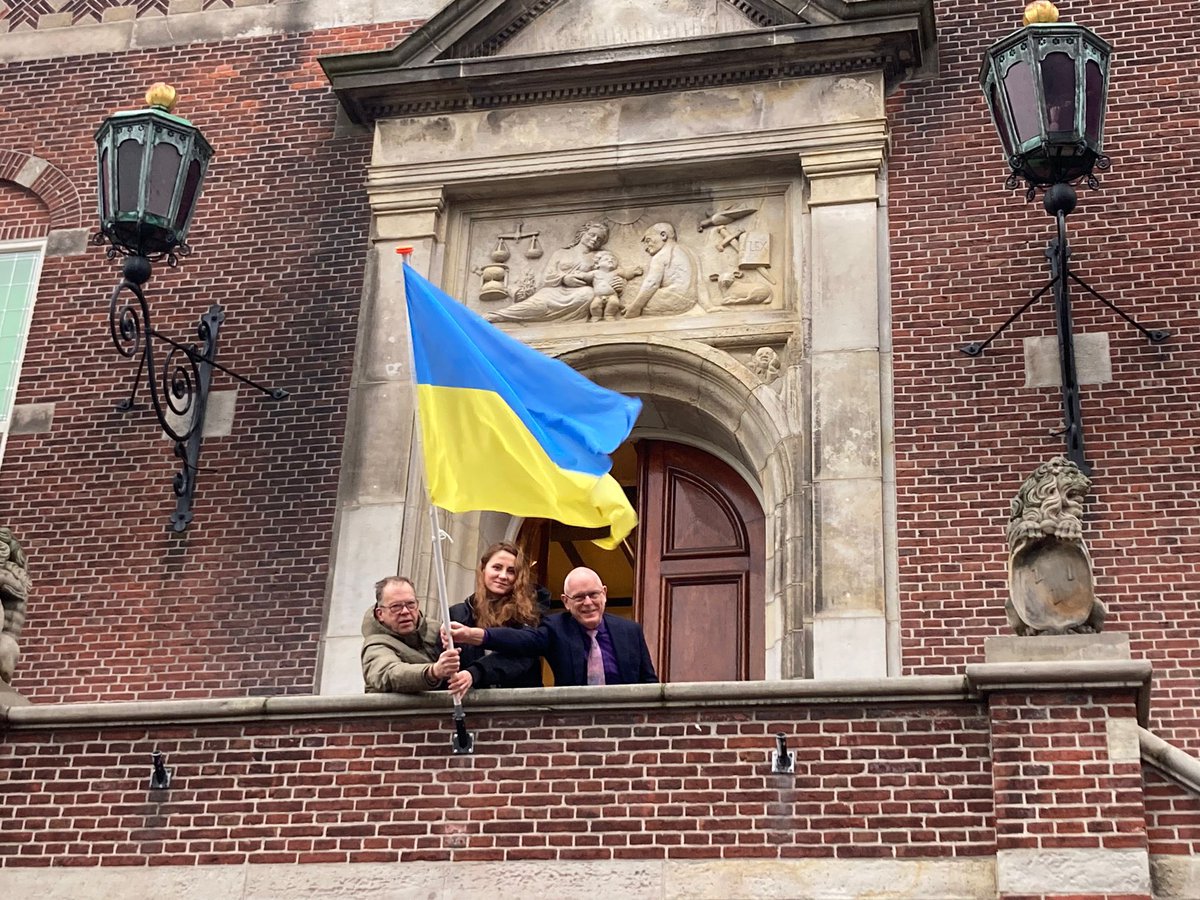 Een jaar oorlog in Oekraïne. Purmerend vangt zo’n 470 vooral vrouwen, kinderen en grootouders op. De situatie blijft angstig; we hebben een grote wens voor vrede. Vandaag de Oekraïense vlag op de Kaasmarkt.  #GemeentenVoorOekraine #CitieswithUkraine