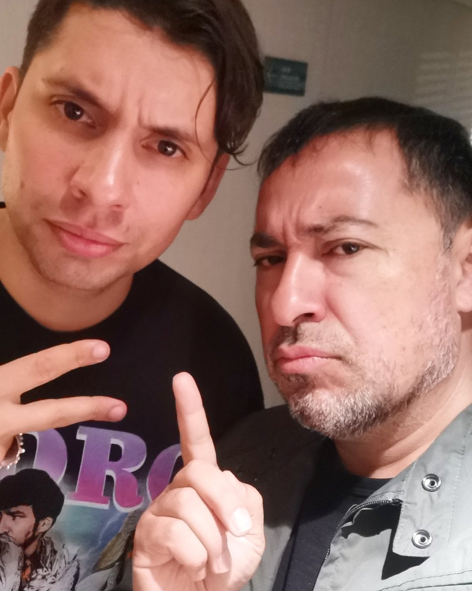 chico_perez's tweet photo. Miren con quien me encontré 😏
Pura buena onda, desde siempre... (y de rebote, ese chiste no era mío) 😆 https://t.co/drC2YBzAYe