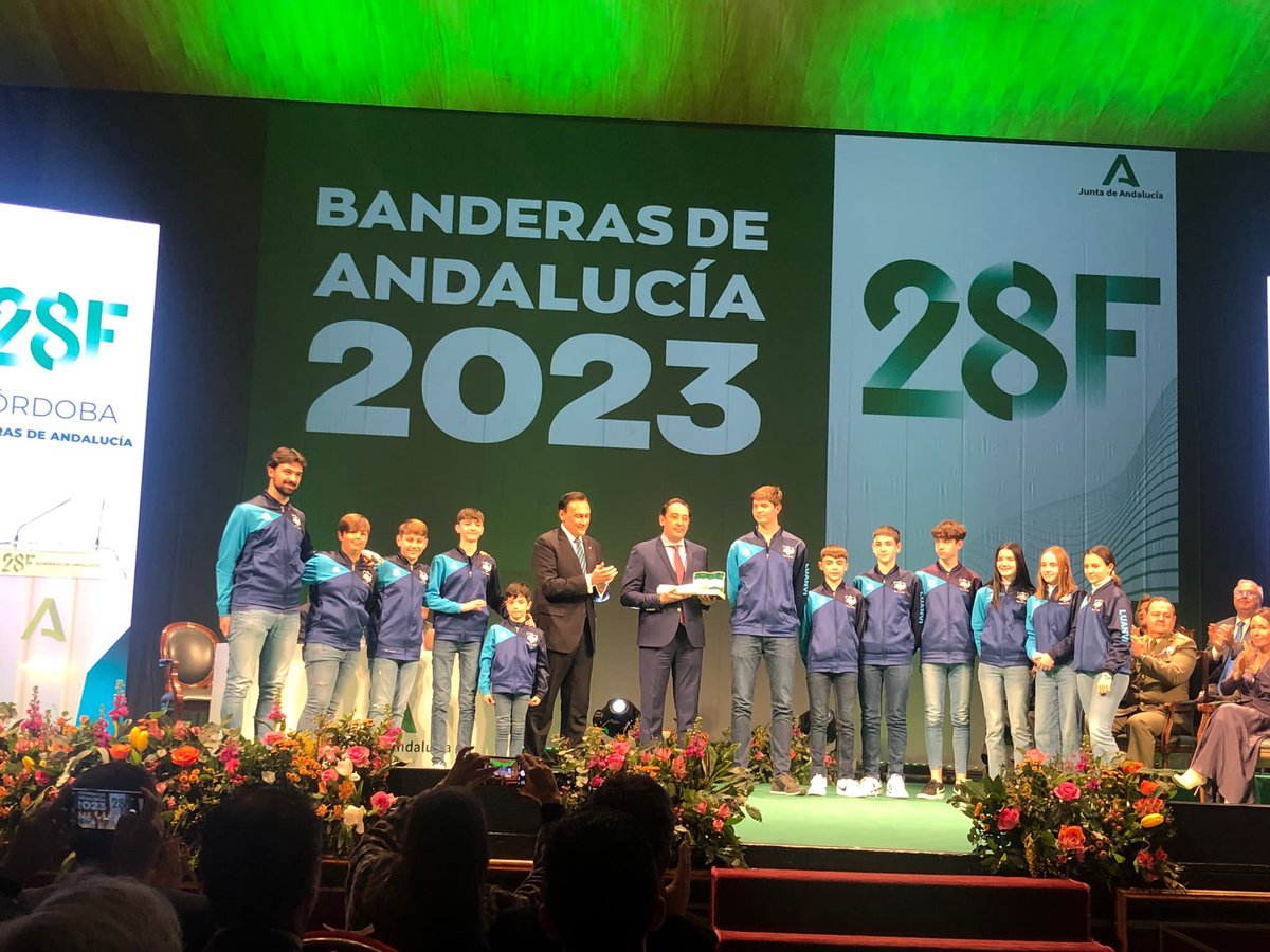 Banderas de Andalucía 2023
<a href="/JuntaCordoba/">Junta Córdoba</a> Emilio Díaz y los capitanes de todos los equipos en representación del club recogen el galardón. 💚🤍💚