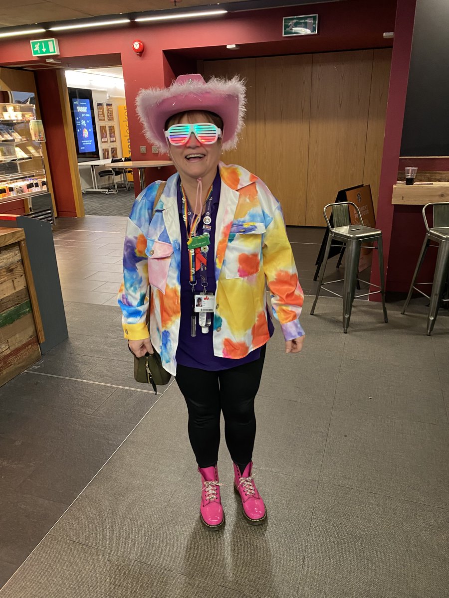 BedsSU's tweet photo. A great night at the Metro Bar last night with the wonderful Sandy Flaps and Bingo like we've never seen before! Some sore heads this morning but well worth it! πππΈπ»π#BedsSU #LGBTHistoryMonth https://t.co/VxdonBSbTs