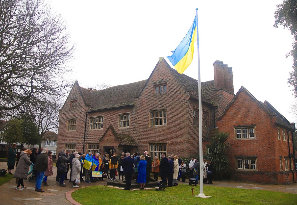 Today the Mayor @westborokevin led the City of Southend in the National moment of silence to mark one year of Russian invasion of the Ukraine to pay tribute to the courage of the Ukrainian people and demonstrate the UK’s unwavering solidarity with the country 🇺🇦🇬🇧 @SouthendCityC