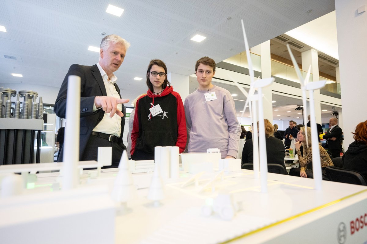 Klimaneutrale Stadt: Wie können wir nachhaltig leben und wirtschaften? Diese Frage hat Bosch-Chef Stefan Hartung mit Stakeholdern aus Akademie, Industrie &amp; Zivilgesellschaft auf dem gestrigen Event "Denkraum" von #Bosch, dem <a href="/FAZInstitut/">F.A.Z.-Institut</a> &amp; <a href="/ifok_de/">ifok GmbH</a> diskutiert. #denkraumklima