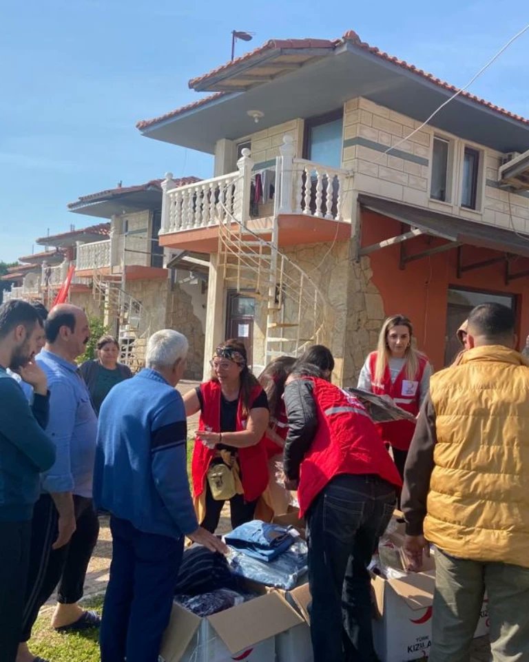 Depremzede vatandaşlarımızın ihtiyaçlarını karşılamaya devam ediyoruz. Her zaman  yanlarındayız. #sensizolmaz 🌙🇹🇷
<a href="/drkerem/">Kerem Kınık</a> 
<a href="/avesraozkoc/">ESRA ÖZKOÇ</a> 
<a href="/dr_ialtan/">Dr. İbrahim ALTAN</a> 
<a href="/semraaydin06/">Semra Aydın</a>
<a href="/Kizilay/">Türk Kızılay</a>
<a href="/KizilayKadin/">Türk Kızılay Kadın</a> 
<a href="/tkzlyantsube/">Kızılay Antalya</a>