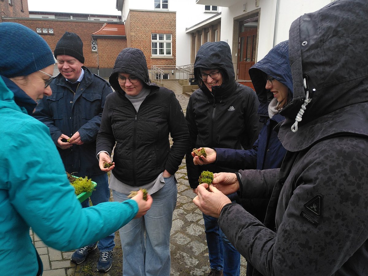 #MoorMussNass, und manchmal wir auch. Danke für Euren Besuch, <a href="/FKerstenMdB/">Dr. Franziska Kersten</a> <a href="/annakassautzki/">Anna Kassautzki</a> und für den sehr konstruktiven Austausch zu #Paludikultur #ANK #GAP u.v.m., auch mit Euren Teams! Und am Ende die Klamotten wie die Torfmoose auswringen ;-)