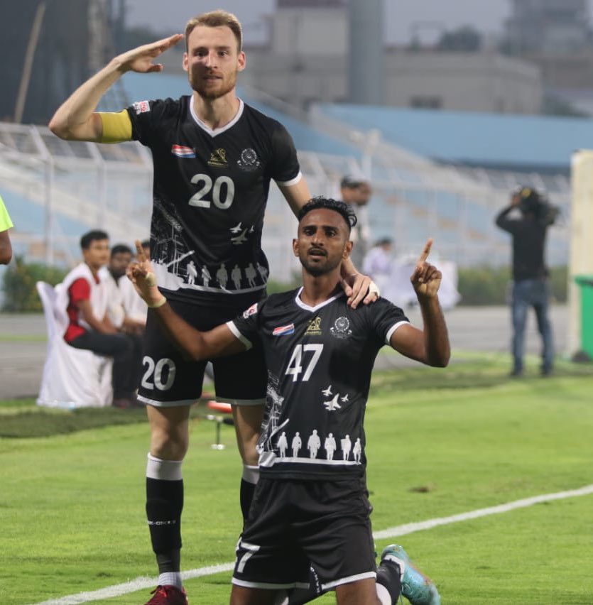 48' GOOALL!! The Black and White Brigade ⚫️⚪️ add yet another goal to their tally from a Faiaz's shot inside the box 🙌🏼 MDSP 4️⃣-2️⃣ SDEC Watch on @ddsportschannel and @discoveryplusIN #MDSPSDEC ⚔️ #HeroILeague 🏆 #TogetherWeRise 🤝 #IndianFootball ⚽