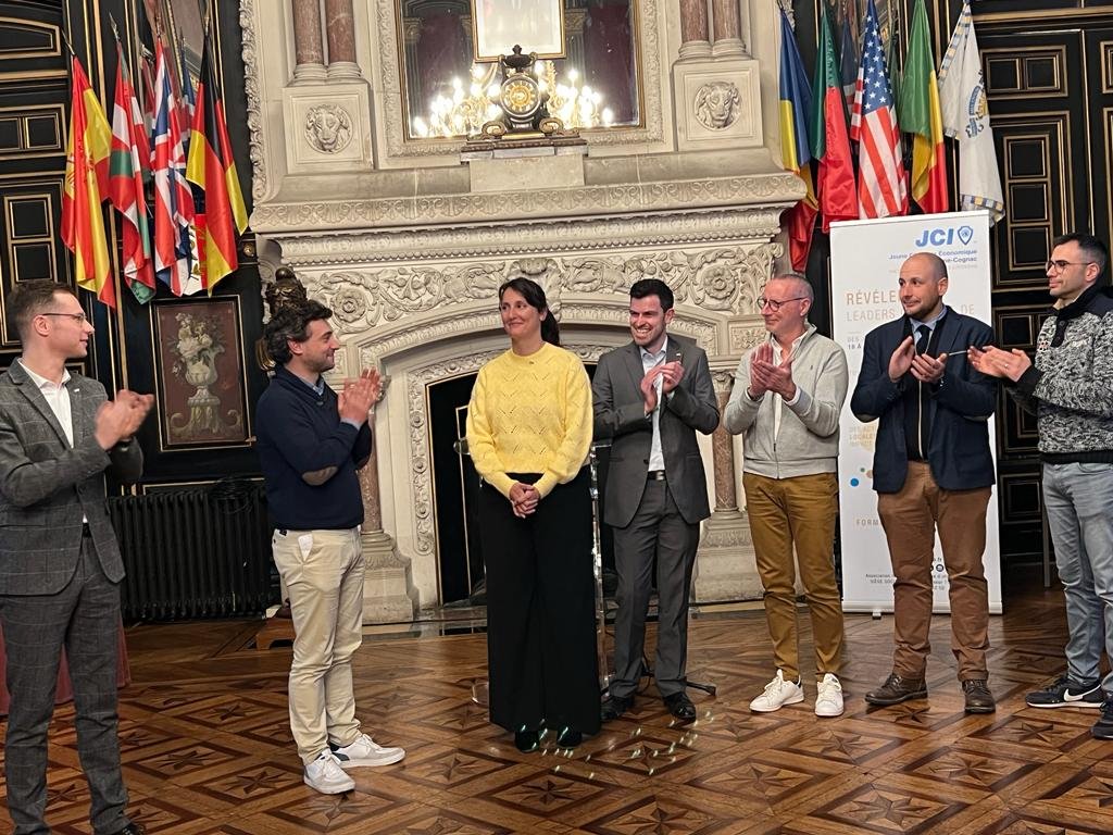 Le 10 février dernier, Audrey Clamecy recevait officiellement son insigne de présidente 2023 de la <a href="/JCEL_AC/">JCE Angoulême-Cognac</a> des mains de Kevin ARNAUD, président 2022. 🎉

L’année 2023 commence sur les chapeaux de roue et nous avons hâte de l’écrire à vos côtés. 🌟