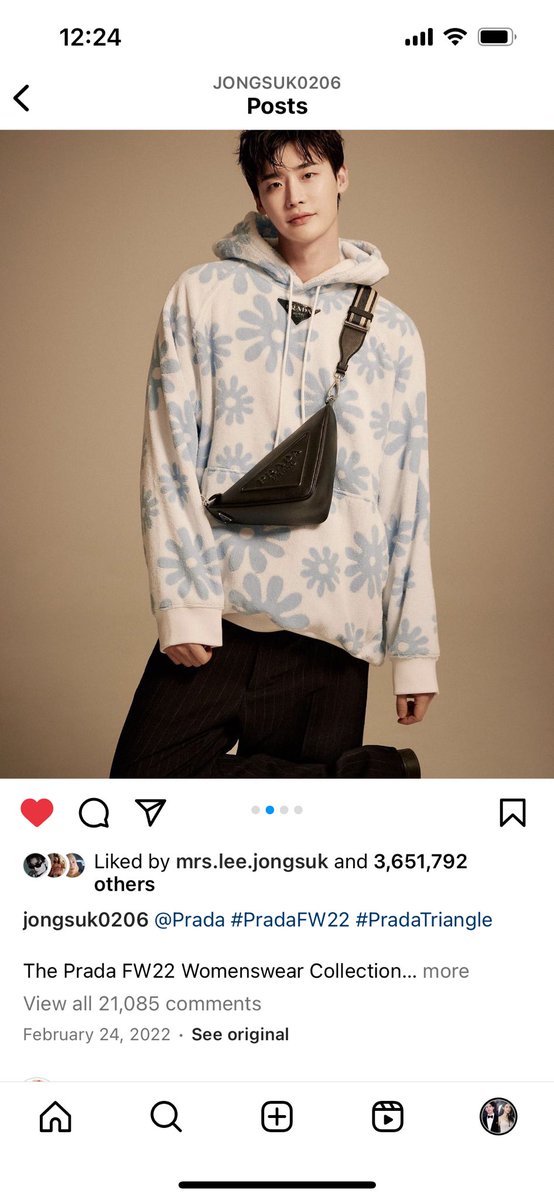 ElissaArbelo1's tweet photo. Old IG post
24 February 2022
Lee Jong Suk Instagram Update
Caption: @Prada #PradaFW22 #PradaTriangle
The Prada FW22 Womenswear Collection featuring Miuchia Prada and Lafsiemens will be available on February 24, 2022 at 10 p.m.
Photo ©️ @jongsuk0206 https://t.co/ZsqkBhmmow