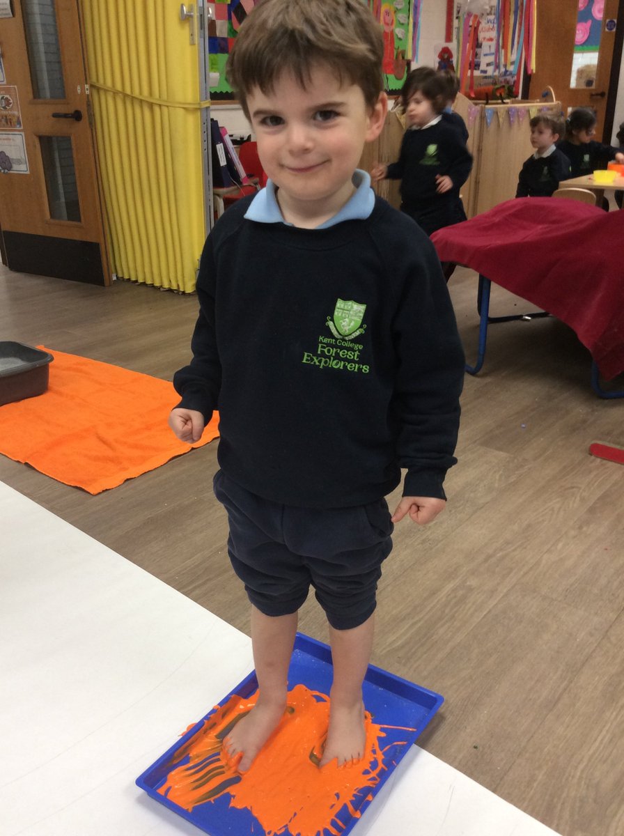 KentCollegePemb's tweet photo. Our Forest Explorers Nursery pupils have had great fun this week with our Rainbow topic. They had been incredibly creative and absolutely loved making this giant rainbow with their feet! For more about Forest Explorers, join us at our Open Week, from 2nd to 5th May. Book online. https://t.co/hrqo3BB8Wp