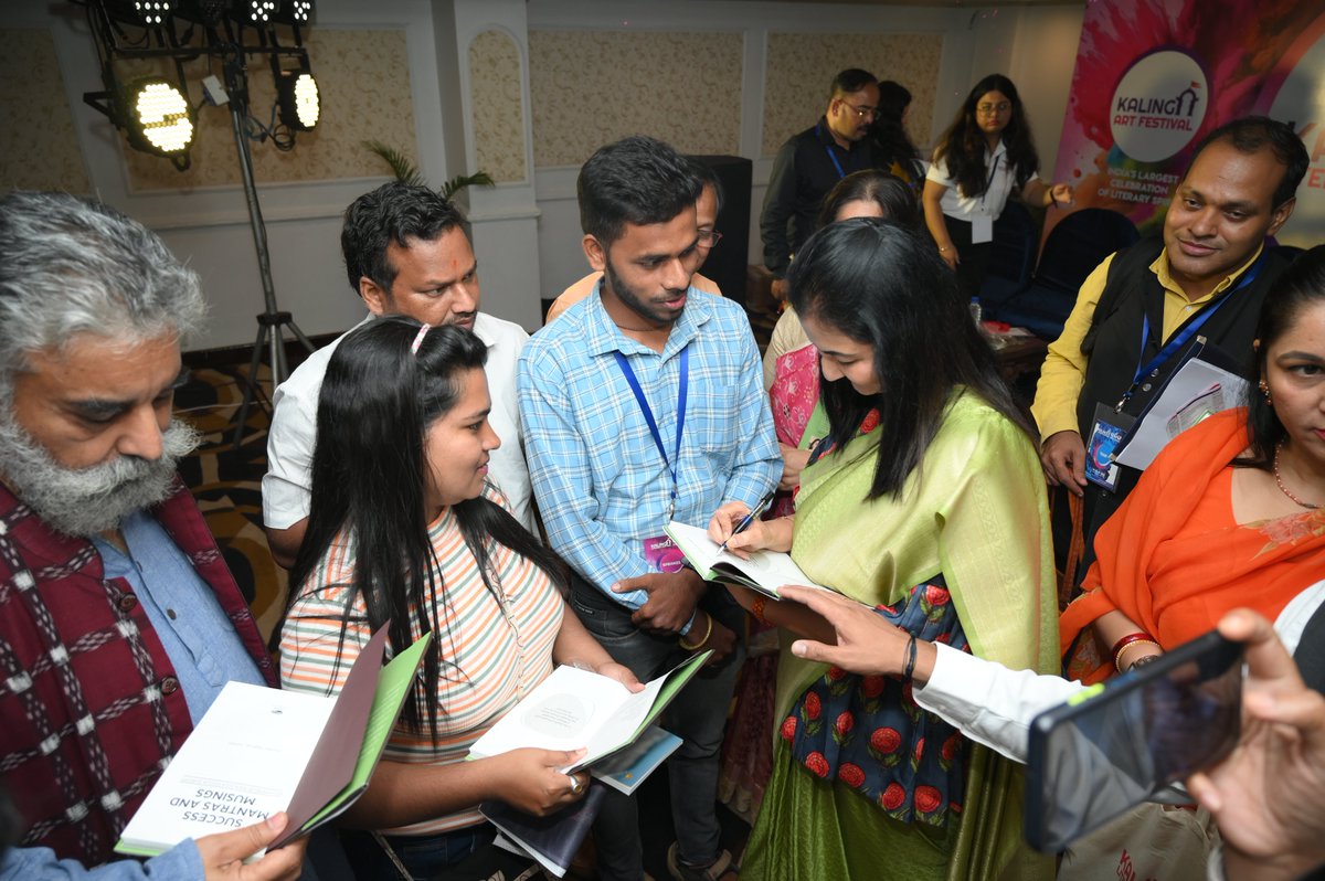 Manjula_Pooja's tweet photo. Kalinga Literary Festival, Bhubaneswar has participation from 10 countries. The Book release of Success Mantras and Musings authored by Anurita Rathore Jadeja here was well received.
#manjulapoojashroff #shroffism #Kalorex
@AnuritaRathore @Vitastapublish https://t.co/hJlOLImyzM