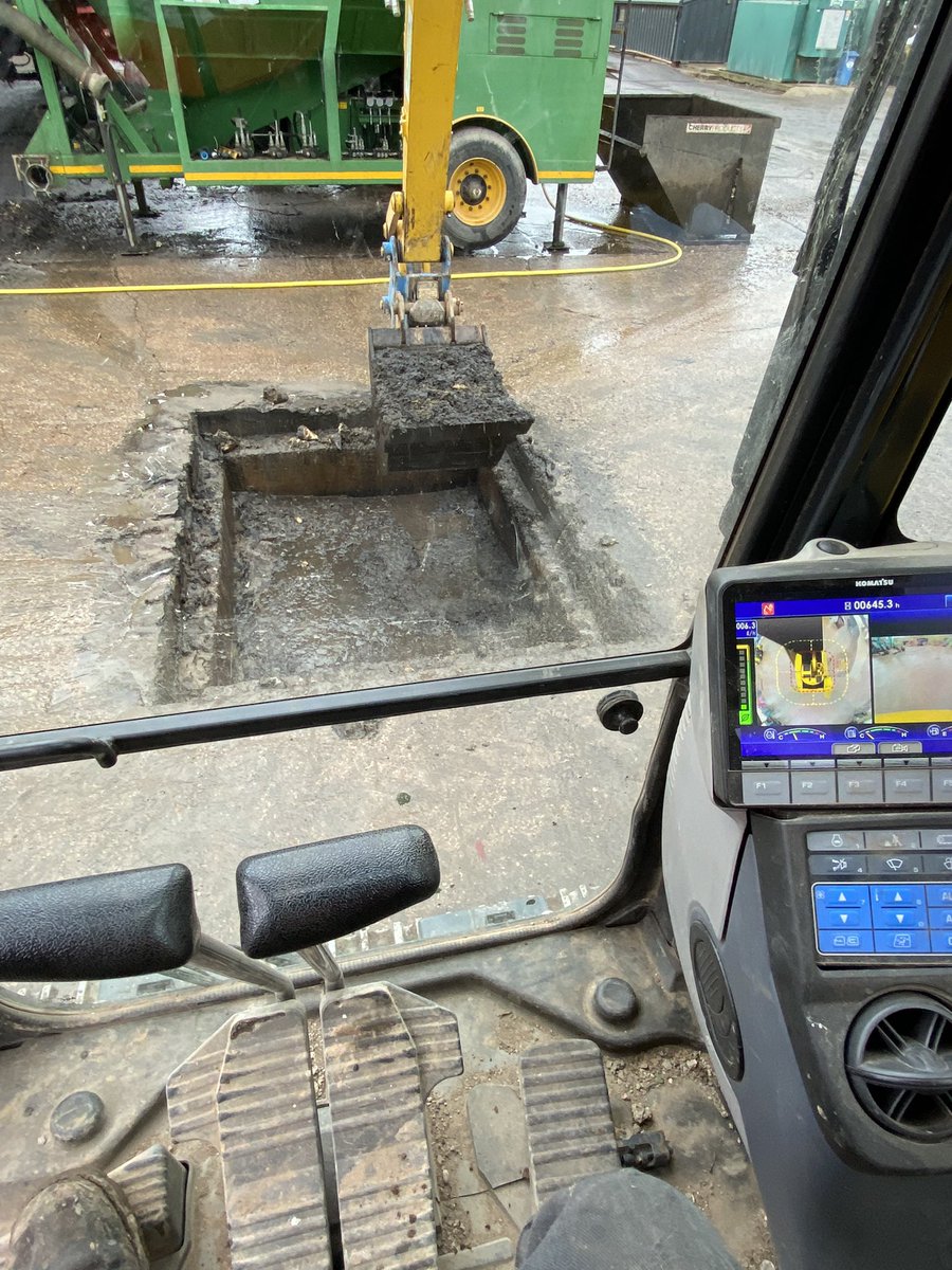 jtayloragri's tweet photo. One of the dirty jobs for today
#washpit #komatsu https://t.co/cto5E5ChD9