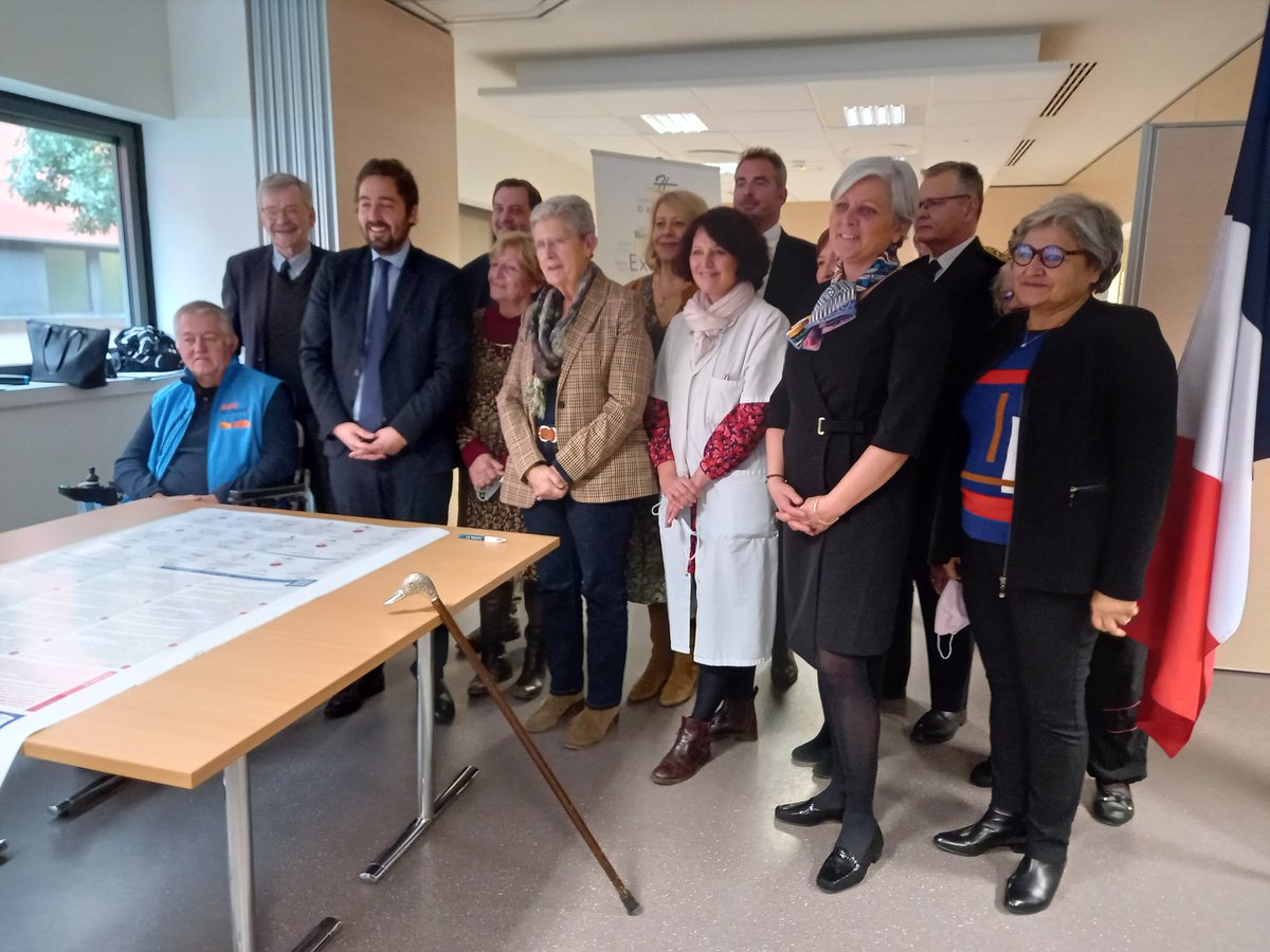 #Handicap ✍🏽 | Signature de la #CharteRomainJacob de <a href="/handidactique/">Pascal Jacob</a> en présence de la ministre <a href="/gdarrieussecq/">Geneviève Darrieussecq</a> au <a href="/ch_d_arcachon/">Centre Hospitalier d'Arcachon</a>

↪️ Une charte pour fédérer l’ensemble des acteurs régionaux et nationaux autour de l’amélioration de l’accès aux soins et à la santé des handicapées