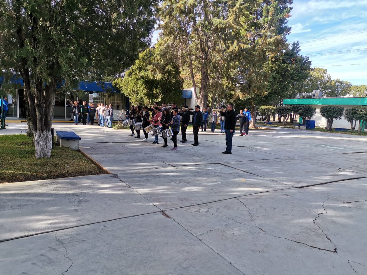 ITVGuadiana's tweet photo. 24 de febrero #DiaDeLaBandera
Hoy conmemoramos uno de los símbolos más importantes de nuestra identidad como mexicanos, por eso en el campus Valle del Guadiana, le rendimos Honores a la Bandera de México #OrgulloNacional #TeCPotros #TecNM #ITVG https://t.co/Kfa1wQDd59