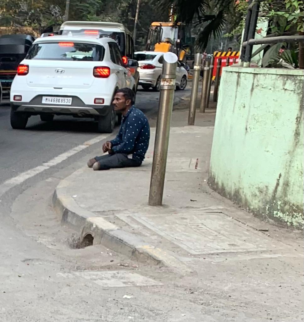 @MumbaiPolice @CPMumbaiPolice @MumbaiPolice This guy is pedaling drugs on the same footpath. Was there around 4pm today @anil_paraskar His gang operates near Chimbai beat chowki. Paul's rd has a good traffic movement, pickups/ drops of small paper wrapped drugs are better at this location.