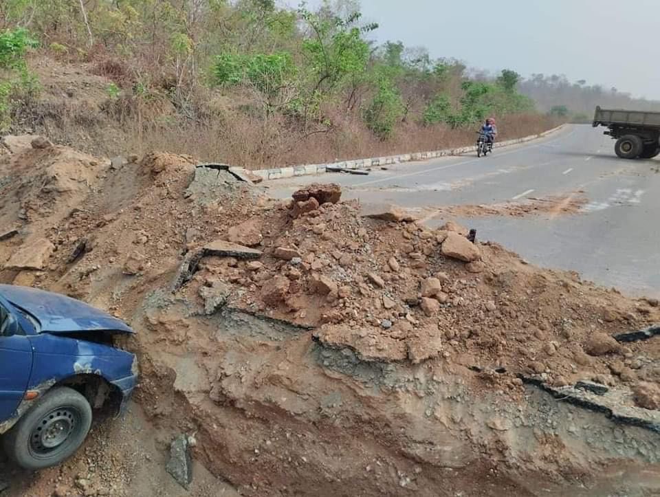 Yahaya Bello allegedly destroys five roads leading to Natasha Akpoti’s hometown to prevent @inecnigeria officials from getting there. They’re completely cut off from the rest of Kogi. This is madness!!!😳 

#Nigeriadecide2023 
#kogi #yahayabello #natashaakpoti