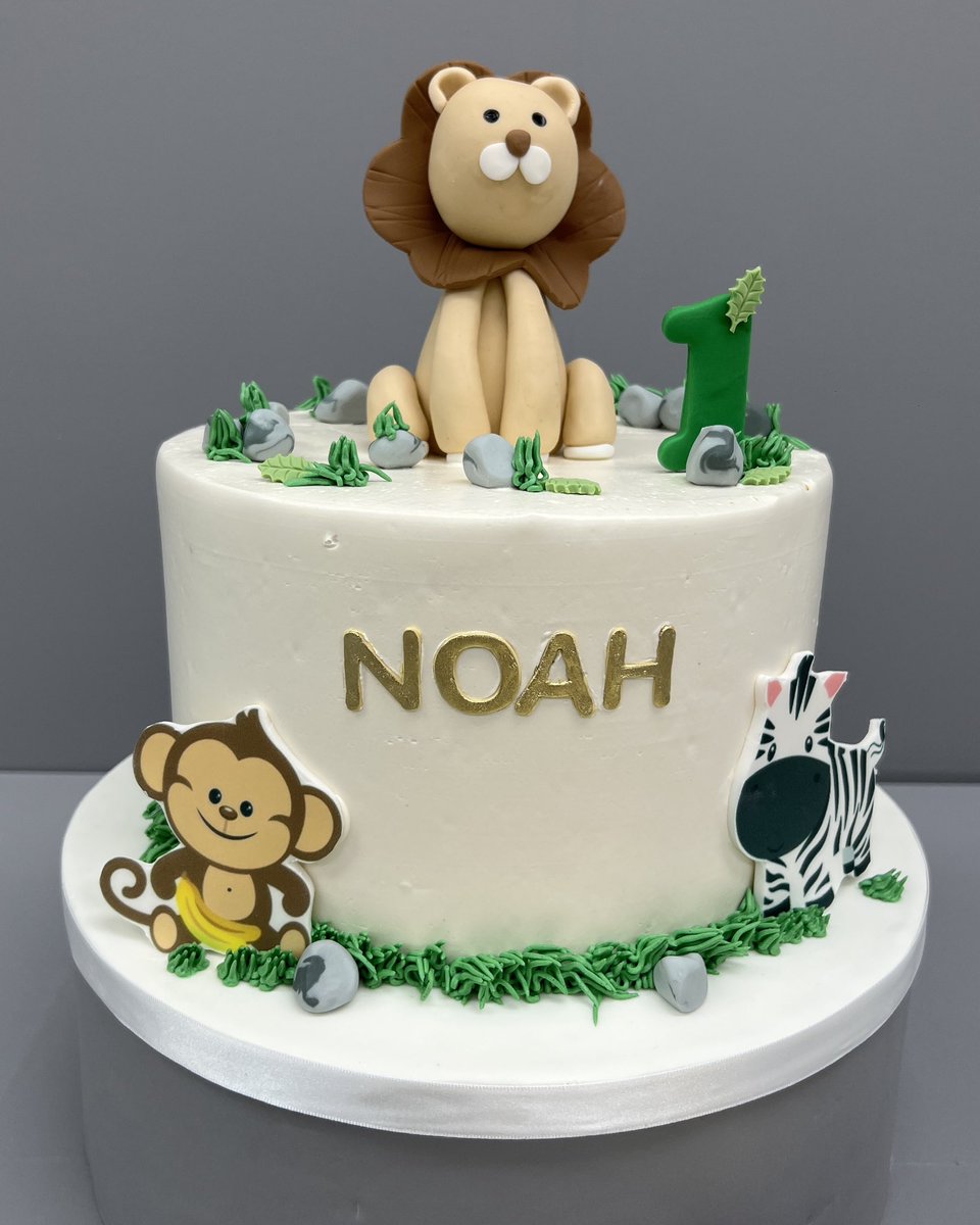 JustTemptations's tweet photo. Custom cake with matching cupcakes for Noah’s 1st birthday! 🍰🦁🧁

#justtemptations #toronto #mississauga #brampton #vaughan #customcake #yyzeats #cupcakes #dessert https://t.co/GhyL3j1Ui4