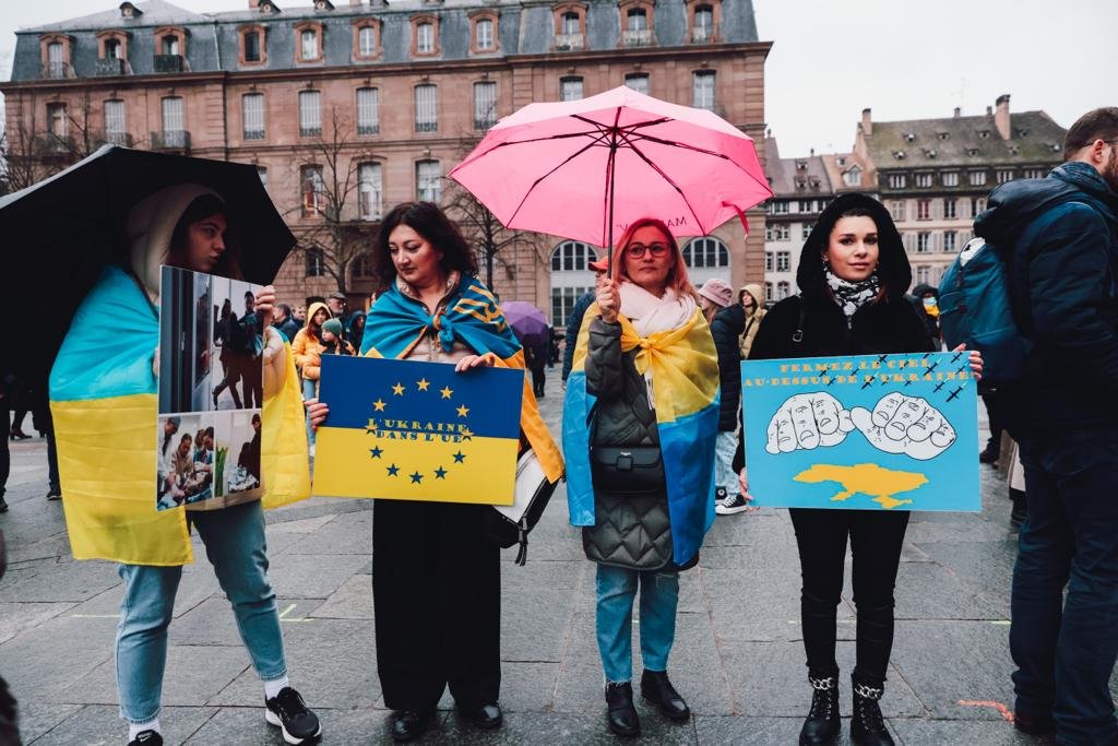 #Strasbourg #Ukraine Rassemblement place du Château. "Il faut montrer au monde qu'on est toujours là !" Photos <a href="/elyxandro/">elyxandro cegarra</a> <a href="/Boombastyc/">Abdesslam MIRDASS - Retweets ≠ Endorsements</a>