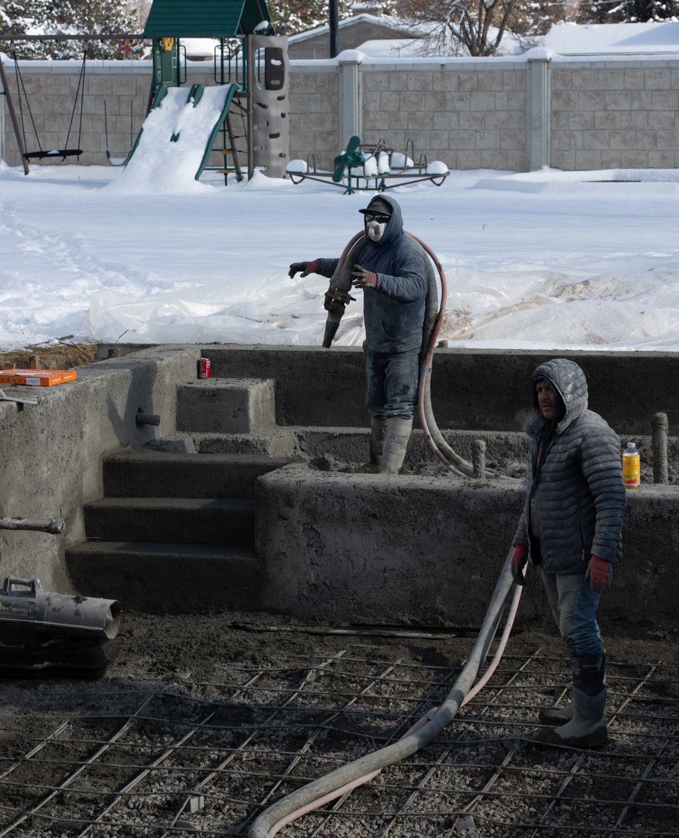 InfinityPoolDes's tweet image. From bland to grand! This backyard may not have looked like much at first, but we&apos;re turning it into a paradise. What&apos;s your dream backyard? A sleek pool, a comfy lounge area, or maybe even a fire pit for those chilly nights? Let us know in the comments!⁠
#oasis #infinitypool
