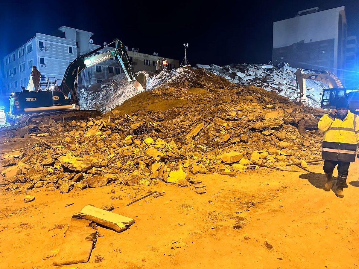 OzlemGurkut's tweet photo. İlk sarsıntıda misafirlerine mezar olan, kum gibi yığılarak yaşama şansı bırakmayan #isiashotel, kurallara uygun inşa edilseydi; evlatlarımız sıralarında, öğretmenlerimiz sınıflarında, velilerimiz yuvalarında olacaktı. Bu katliamın sebeplerinden olan
 #isiasınmüteahhidinerede https://t.co/if6RHa6NtT