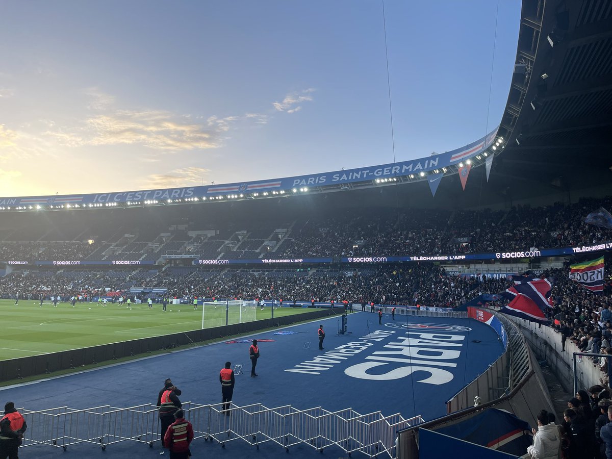Un bel entraînement au Parc des Princes ! Les Ultras en 🔥 <a href="/socios/">Socios.com</a> toujours en place 👀 Ici c’est <a href="/PSG_inside/">Paris Saint-Germain</a> ❤️💙 $PSG
