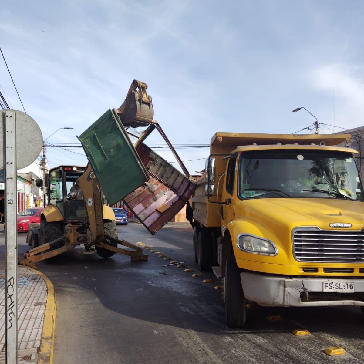 MuniArica's tweet photo. 🚨#Ahora | Equipos dispuestos por la #MuniArica, realizaron la 𝐑𝐞𝐬𝐭𝐢𝐭𝐮𝐜𝐢𝐨́𝐧 𝐝𝐞𝐥 𝐁𝐢𝐞𝐧 𝐍𝐚𝐜𝐢𝐨𝐧𝐚𝐥 𝐝𝐞 𝐔𝐬𝐨 𝐏𝐮́𝐛𝐥𝐢𝐜𝐨 en 18 de septiembre con Arturo Gallo, devolviendo un espacio que generaba un foco de insalubridad e inseguridad. https://t.co/51Imm7PpMP