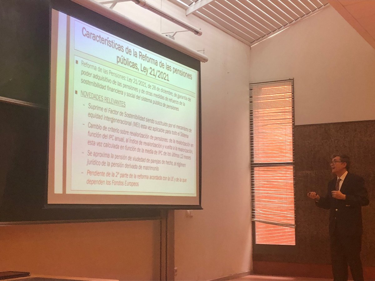 Derecho_UMH's tweet photo. Os dejamos algunas imรกgenes de la ponencia de hoy sobre la reforma del sistema de pensiones que ha impartido magistralmente el catedrรกtico Francisco Javier Fernรกndez Orrico de la @UniversidadMH .Un magnรญfico cierre para la VII ediciรณn del #SPAJ ๐๐๐๐ @csjelxumh https://t.co/HzqXsZ1ys2