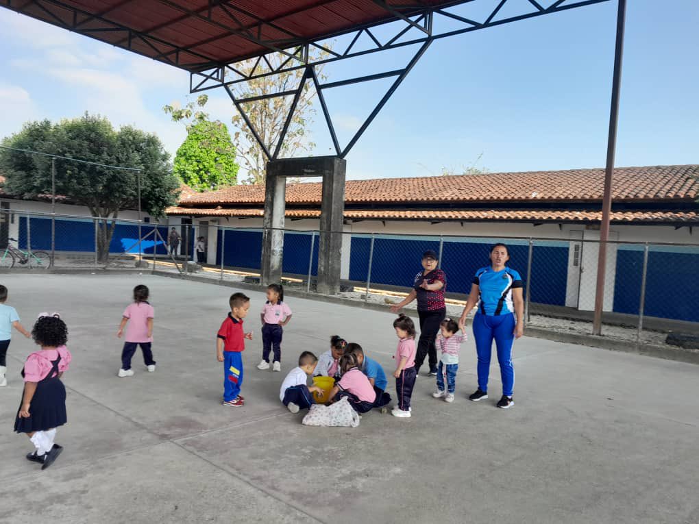PrensaSenifa's tweet photo. #24Feb En el estado Apure, las clases se mantienen con total normalidad y cada Simoncito Comunitario con sus niños y niñas, en sus actividades educativas.

@NicolasMaduro 
@_LaAvanzadora 
@gtorodelara 
@MPPEDUCACION https://t.co/vGigr2bqoT