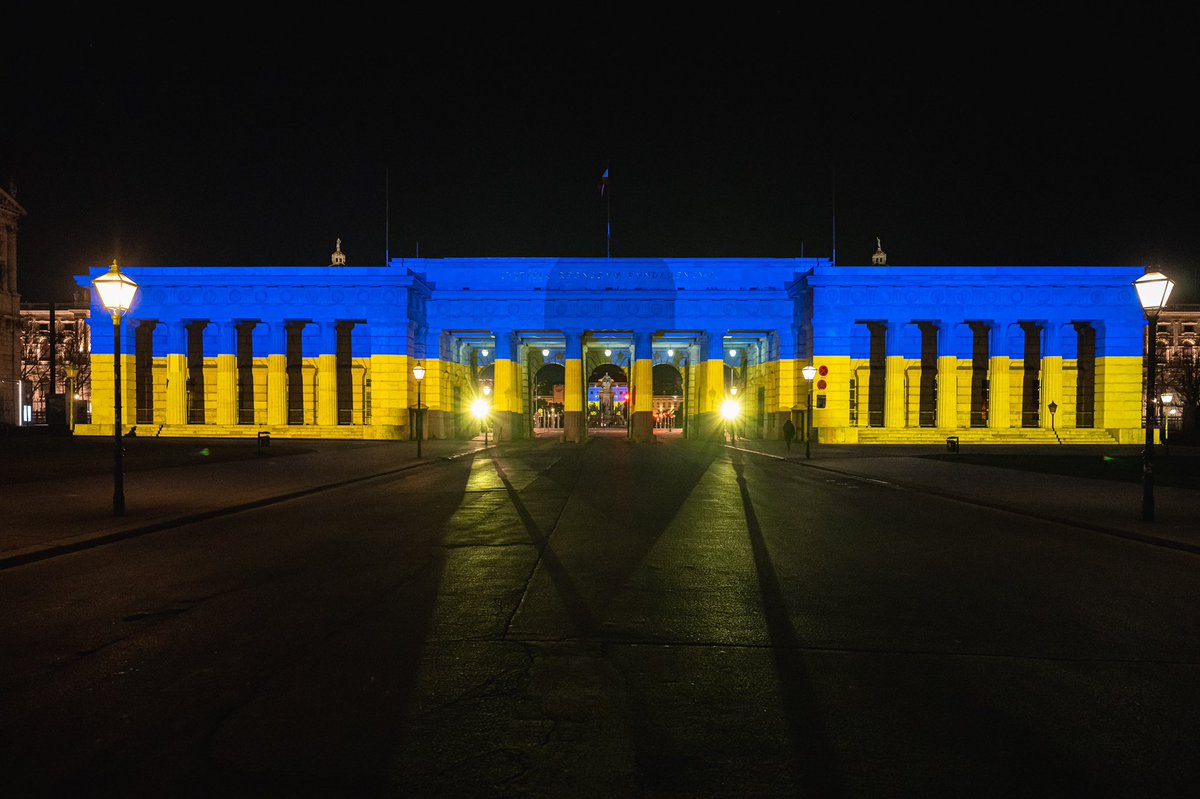 karlnehammer's tweet photo. Am Jahrestag des russischen Überfalls auf die Ukraine wird das Äußere Burgtor heute Abend wieder in den Landesfarben der Ukraine beleuchtet. Unsere Solidarität gilt dem ukrainischen Volk, das seit einem Jahr um seine Heimat kämpft. #StandWithUkraine https://t.co/QY6eJgK28Y