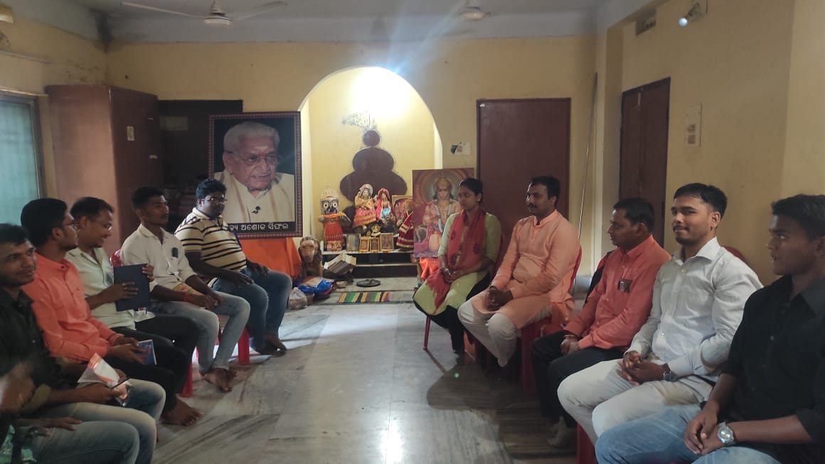 AbhiramOdisha's tweet photo. ଏବିଭିପି କଟକ ଜିଲ୍ଲା ବୈଠକ ଅନୁଷ୍ଠିତ ହୋଇଯାଇଛି ଏହି ବୈଠକ ରେ କ୍ଷେତ୍ରୀୟ ସଂଗଠନ ସମ୍ପାଦକ ଶ୍ରୀ ଅପାଂଶୁ ଶେଖର ସିଲ ଦାଦା ଏବଂ ପ୍ରାନ୍ତ ସଂଗଠନ ସମ୍ପାଦକ ଶ୍ରୀ ବଇଲୋଚନ ସାହୁ ଭାଇ ଉପସ୍ଥିତ ଥିଲେ। ଏହି ବୈଠକରେ ପୂର୍ବରୁ ହୋଇଥିବା କାର୍ଯ୍ୟକ୍ରମର ସମୀକ୍ଷା ସହ ଆଗାମୀ କାର୍ଯ୍ୟକ୍ରମର ଯୋଜନା ହୋଇଯାଇଛି।

#ABVPCuttack
#ABVPOdisha https://t.co/KuyLkhhv7x
