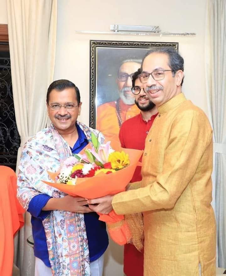 APachfule's tweet photo. दिल्लीचे मुख्यमंत्री अरविंद केजरीवाल, पंजाबचे मुख्यमंत्री भगवंत मान, खासदार संजय सिंह, खासदार राघव चढ्ढा यांनी शिवसेना (उद्धव बाळासाहेब ठाकरे) पक्षप्रमुख उद्धवसाहेब ठाकरे यांची '���ातोश्री' निवासस्थानी भेट घेतली.
.#shivsenauddhavbalasahebthackeray  #adityathackeray #ArvindKejriwal https://t.co/XFHjyAbUuL