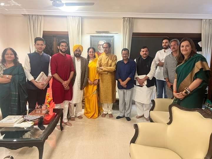 APachfule's tweet photo. दिल्लीचे मुख्यमंत्री अरविंद केजरीवाल, पंजाबचे मुख्यमंत्री भगवंत मान, खासदार संजय सिंह, खासदार राघव चढ्ढा यांनी शिवसेना (उद्धव बाळासाहेब ठाकरे) पक्षप्रमुख उद्धवसाहेब ठाकरे यांची '���ातोश्री' निवासस्थानी भेट घेतली.
.#shivsenauddhavbalasahebthackeray  #adityathackeray #ArvindKejriwal https://t.co/XFHjyAbUuL