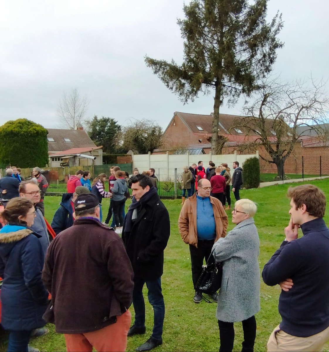 rn_hdf's tweet photo. 🚜🔴Nos élus étaient présents cet après midi pour soutenir les agriculteurs du Valenciennois et de l’Avesnois qui manifestaient contre l’implantation d’une usine à batterie à #Jenlain.
Nous nous opposons à l’expropriation de terres cultivées alors qu’une friche industrielle (...) https://t.co/5hqjNDlkNw