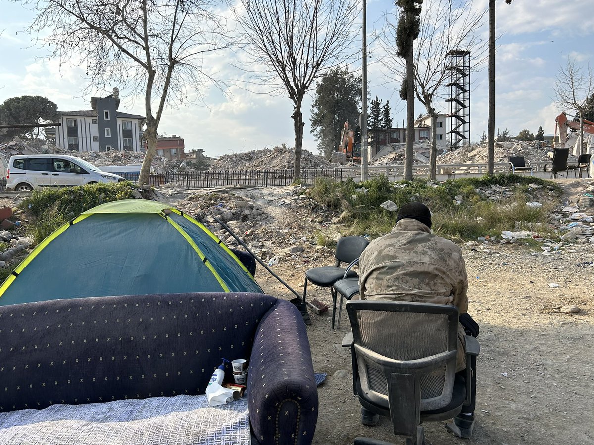 Depremin 19. günü. Karşısına çadır kurup beklediği enkazda annesi ve kardeşinin cesedini buldu, perdeye sarıp gömdü. Babası, abisi ve ablasının cesedini arıyor şimdi. Kendi bulduğu kepçe çalışıyor, o bu noktadan hiç ayrılmıyor. Depremin 19. günü bugün!