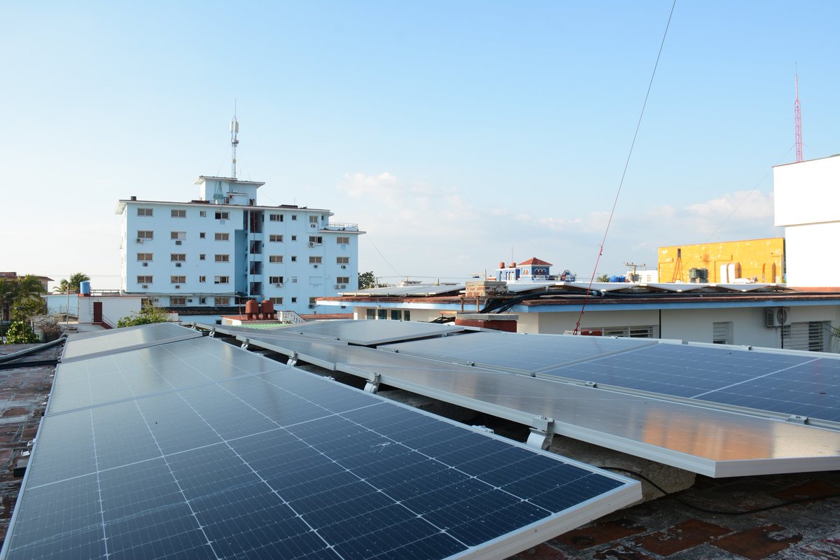 ☀️Energía renovable, también en nuestra casa común.

El 31 % de la electricidad consumida por la sede de <a href="/ONU_Cuba/">ONU en Cuba</a> es generada desde el sol, con el apoyo de la Oficina de Gestión de Información y Tecnología del PNUD y su equipo de Energía Verde.
 
➕👉 bit.ly/3IOTyZs