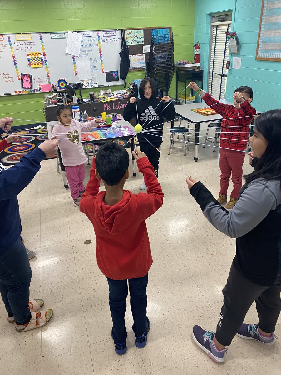 Nothing beats the power of teamwork! Willow Creek’s collaborative spirit shines bright this week during Bulldog Bunch! #WCWizKids <a href="/Woodridge68/">Woodridge Dist 68</a>