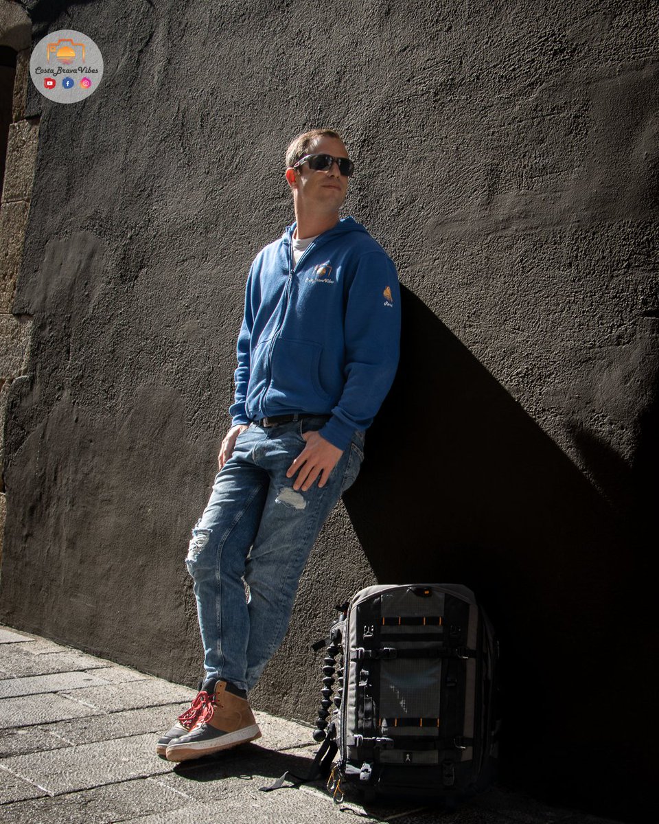 Almost weekend and I'm waiting for whatever will come my way. 😎 I have no plans for the weekend yet, but things here always come unexpectedly. You never know how the next day will be. 😁 Don't you love a good surprise? 

#portrait #torroellademontgri #costabrava #spain #weekend
