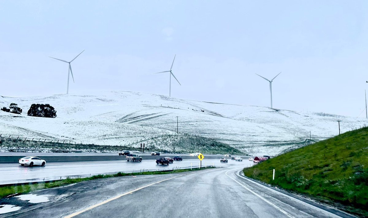 209TimesCA's tweet photo. The Altamont is looking real snowy this morning. ❄️ 📸 Ciera Edward https://t.co/BWtEqZBqx2