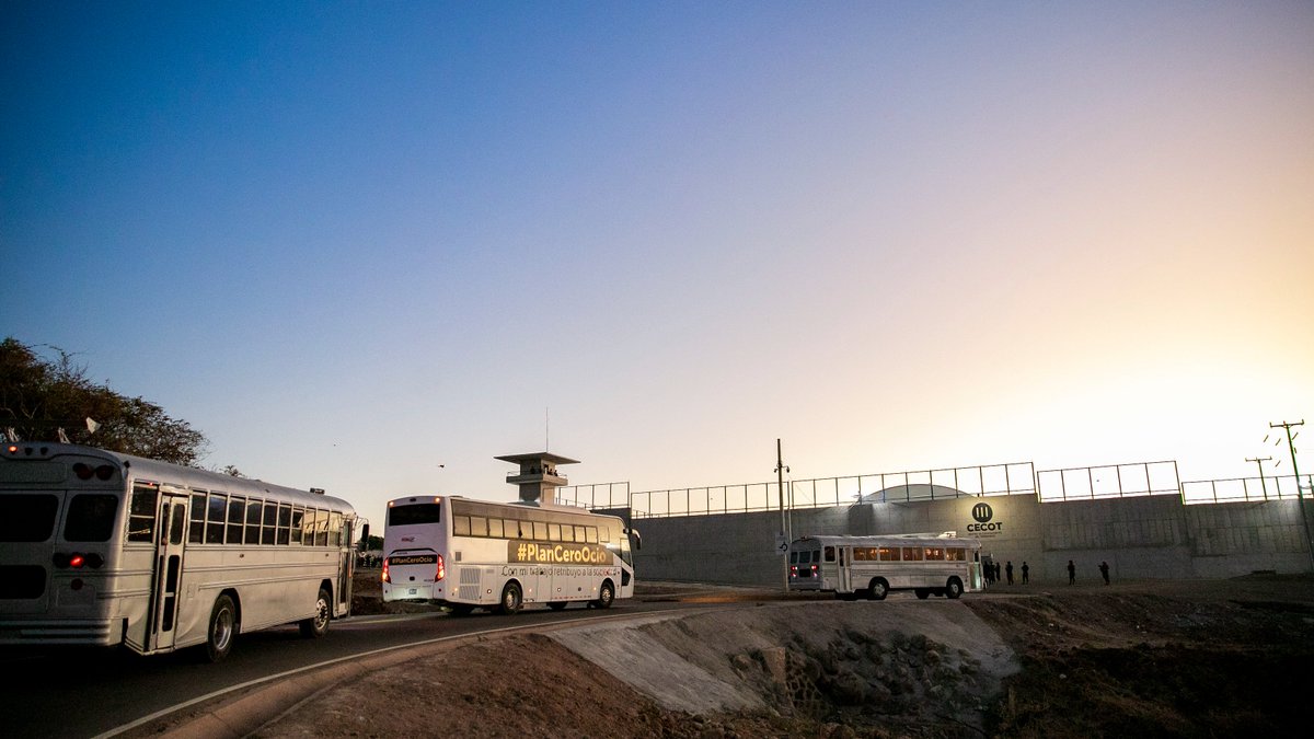 Esta madrugada se inició traslado de 2,000 pandilleros al Centro de Confinamiento del Terrorismo #CECOT 

Informó nuestro presidente <a href="/nayibbukele/">Nayib Bukele</a>