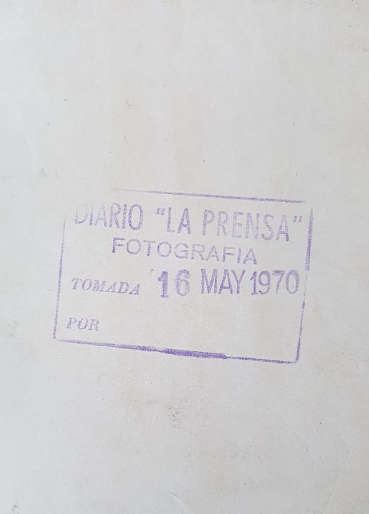 Semis en el club #FerrocarrilOeste
<a href="/GuilleVilasOK/">Gᴜɪʟʟᴇʀᴍᴏ Vɪʟᴀs</a> (de espaldas, por volear) venció a #HéctorBichoRomani por 6-2, 6-3 y 6-4. El gran detalle de la foto papel del diario #LaPrensa está en el reverso: fue tomada el 16 de mayo de 1970, el día que nació <a href="/sabatinigabyok/">Gabriela Sabatini</a>.

✍️ EPPress