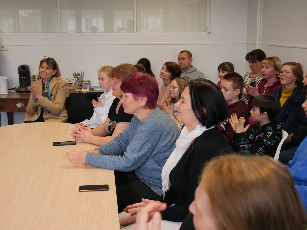 Prefet67's tweet photo. #Ukraine1An | 🇺🇦 J. Chevalier @Prefet67 a échangé avec les résidents ukrainiens du centre #Adoma #matzenheim.
Elle a salué l'engagement des services de l’État 🇫🇷, des collectivités et des associations mobilisés pour l'accueil et l'aide apportés aux ukrainiens. https://t.co/em6qQVpcnT