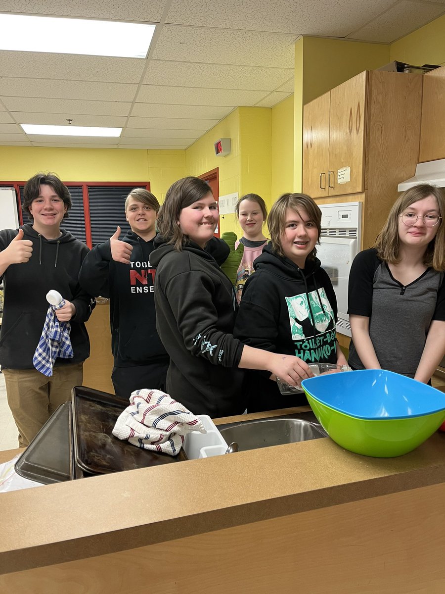 MsORielly's tweet photo. Attention parents and guardians, the 8-4’s are on dish duty all weekend long!! @stkevjr #mightymustangs https://t.co/8SuYAEqC6J