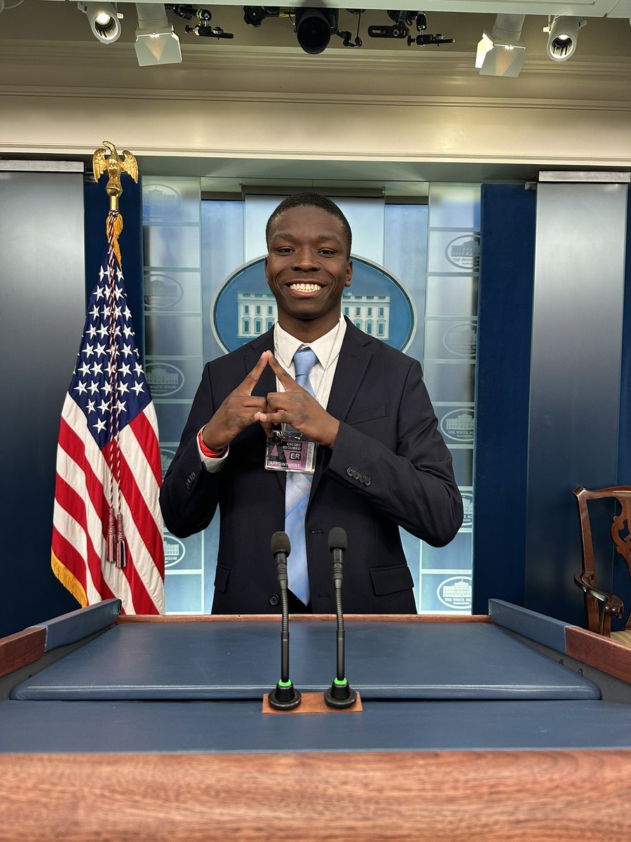 melvinnharriss's tweet photo. Follow your passion.

I was beyond blessed for the opportunity to represent @ncatsuaggies to attend a White House Briefing with other student journalists and representatives from 40+ HBCUs with @VP @WhiteHouseOPE46 

Check out my latest article on the briefing @theatregister ✍🏾 https://t.co/La8HpRLS1f