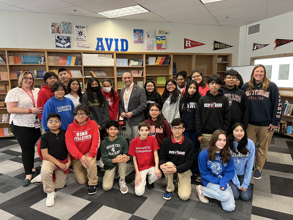 THANK YOU County Commissioner Director Arnone for joining our @rbmsROCKETS Grade 7 @RBMSAVID students this morning and sharing your experience & facts about Monmouth County! We learned so much! #RBBisBIA #ThisIsAVID #BestSelf @tom_arnone @AVIDEasternDiv @pbriggs728 @ClayStewart76