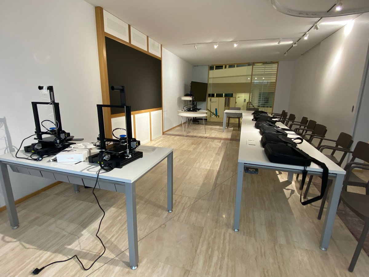 gaiastech's tweet image. 🔴Xa comezamos coa parte teórica da xornada &quot;Neurotecnoloxía: conectando a mente a un ordenador.&quot; 

⏯️Podes seguila en bit.ly/3XZCMLv

✔️E todo listo xa para os talleres prácticos sobre #electrónica e #impresión3d

✅Imparten @NeuroTechGAL #RecunchoMaker