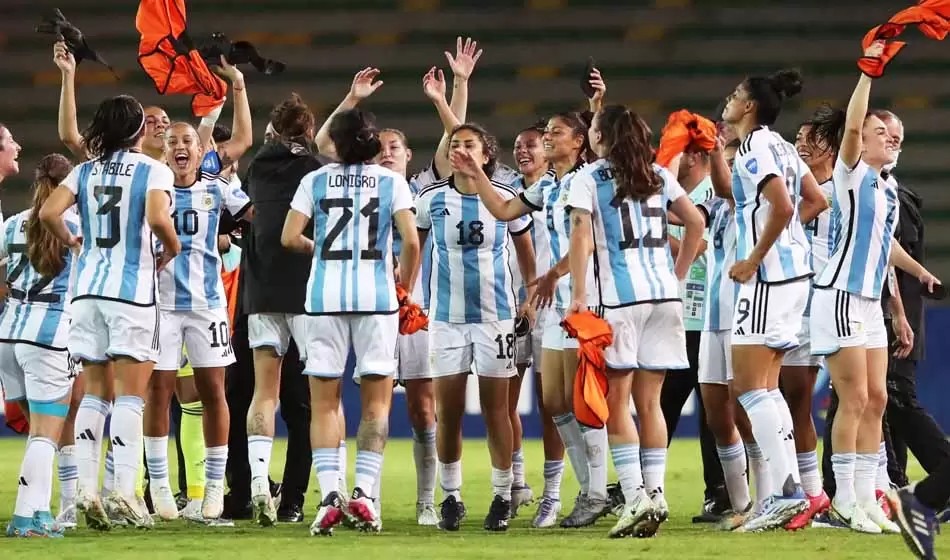 HABRÁ FÚTBOL FEMENINO EN LAS ESCUELAS 🇦🇷⚽

Desde el programa "Estudiar es tu mejor jugada" Claudio Tapia, presidente de AFA, junto a Jaime Perczyk, Ministro de Educación, acordaron la incorporación del fútbol en educación física para alumnas de escuelas de toda Argentina.