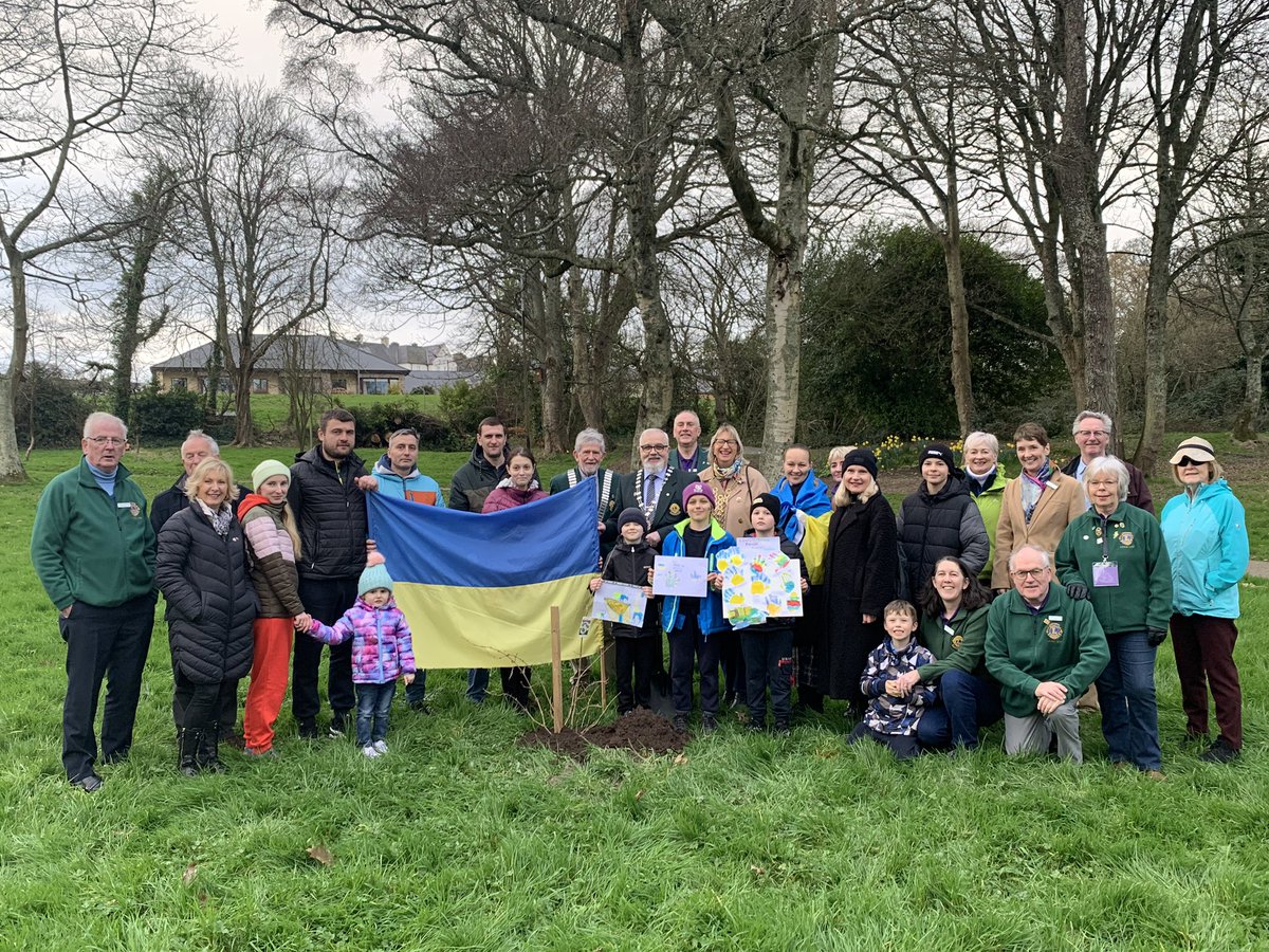 President of Wexford Lions Club, Mayor of Wexford and our District Governor planted a willow tree, the National tree of Ukraine, in Redmond Park in the centre of Wexford to mark the 1 year anniversary of the invasion. #LionsClubs #Ukraine