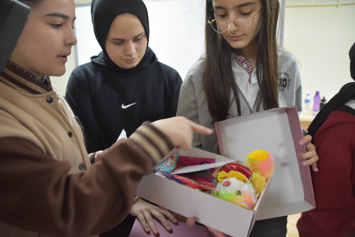 PendikMEM's tweet photo. "🎁Canım Arkadaşım" kampanyasıyla deprem bölgesindeki çocuklar için hediye kutular hazırlanıyor.

🖥️https://t.co/CFRUGanpUT

#CanımArkadaşım https://t.co/pBBCabmnJr